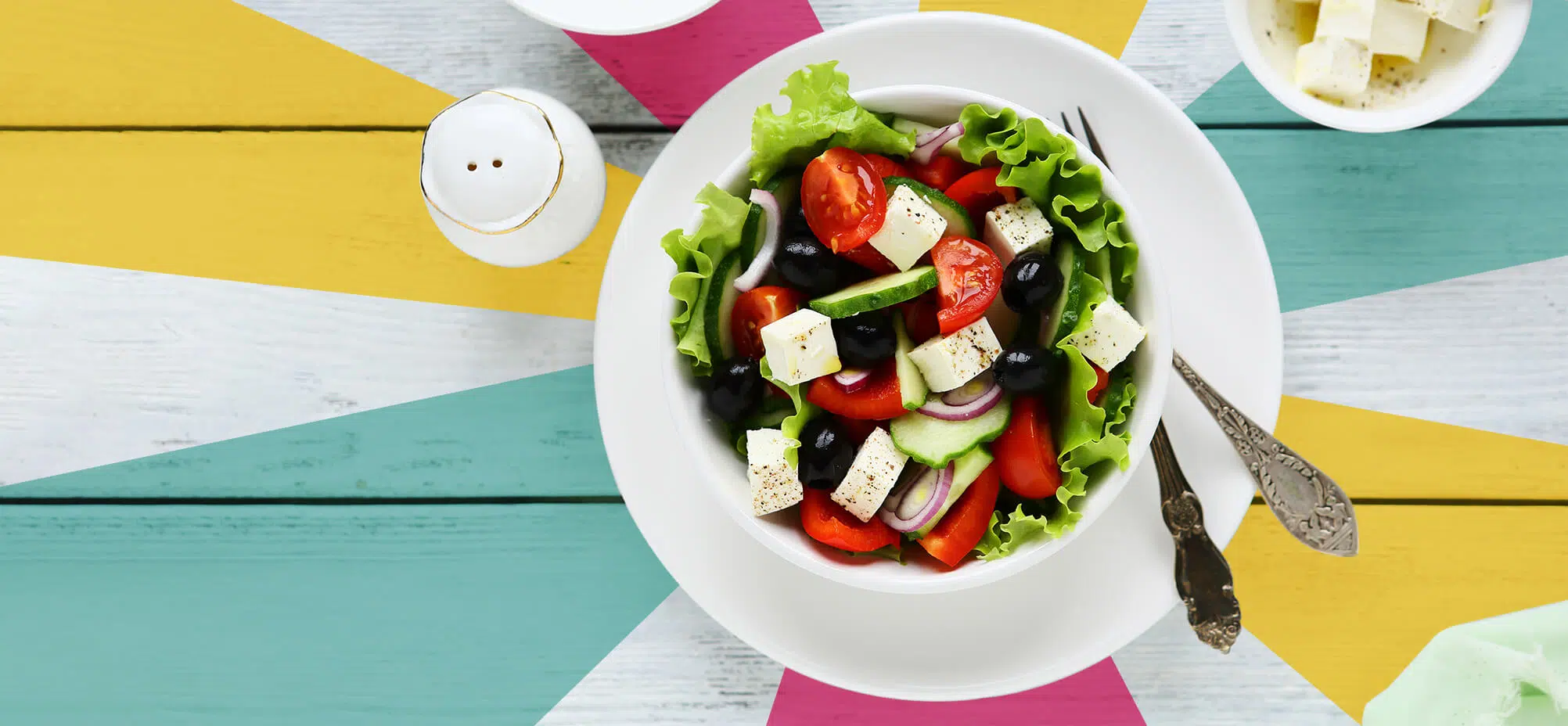 On vous propose une recette de salade grecque, fraîche et ensoleillée, et low carb !